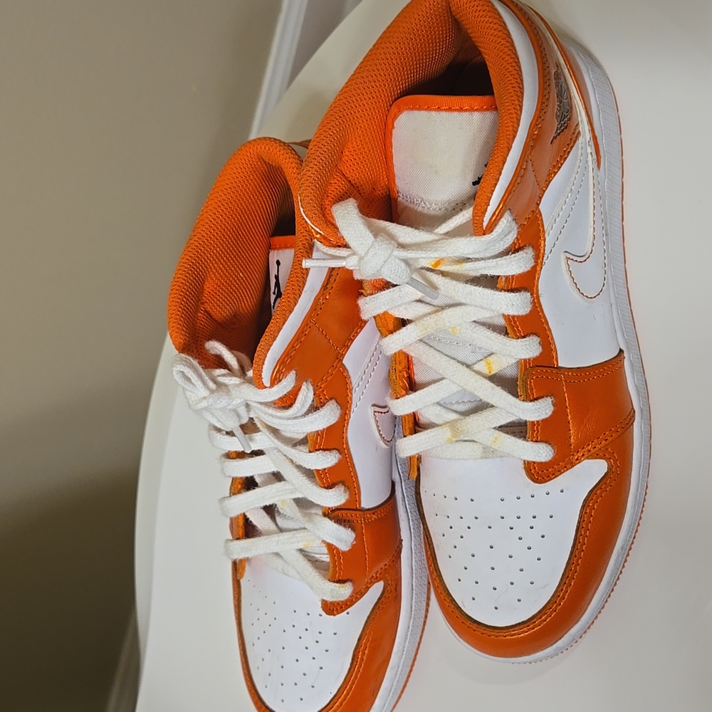Air Jordan 1 Mid Top SE GS Sneakers 5.5Y/Women’s 7 Electro Orange White Lace Up